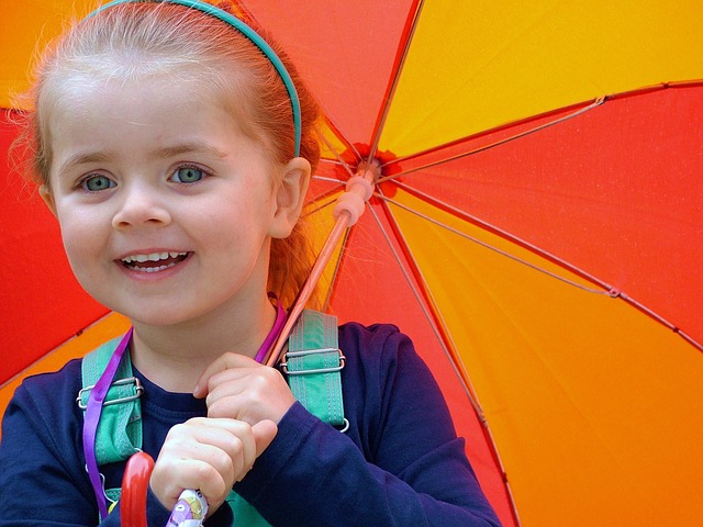 holčička s deštníkem
